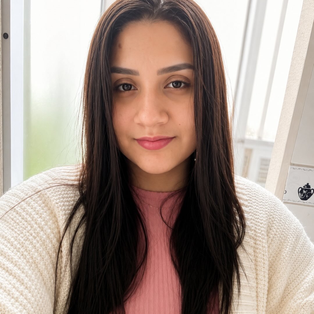 Juliana Brito sorrindo